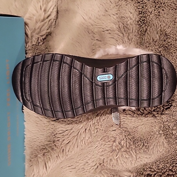 BZEES shoes 7.5W new in box - Picture 4 of 4